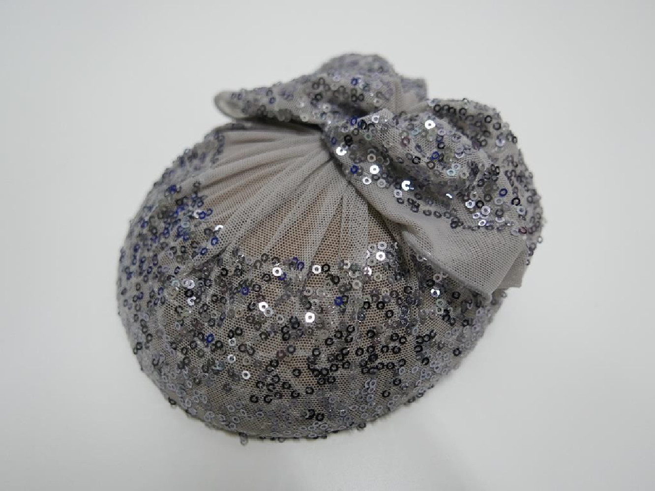 Szaro srebrne cekiny mini toczek fascynator
