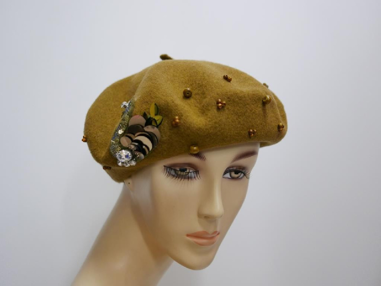 Musztardowy beret dzianina wełna z aplikacją i koralikami