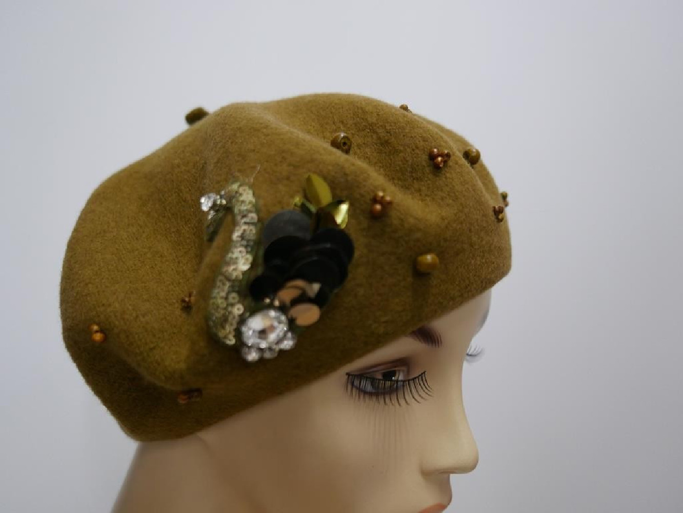 Musztardowy beret dzianina wełna z aplikacją i koralikami