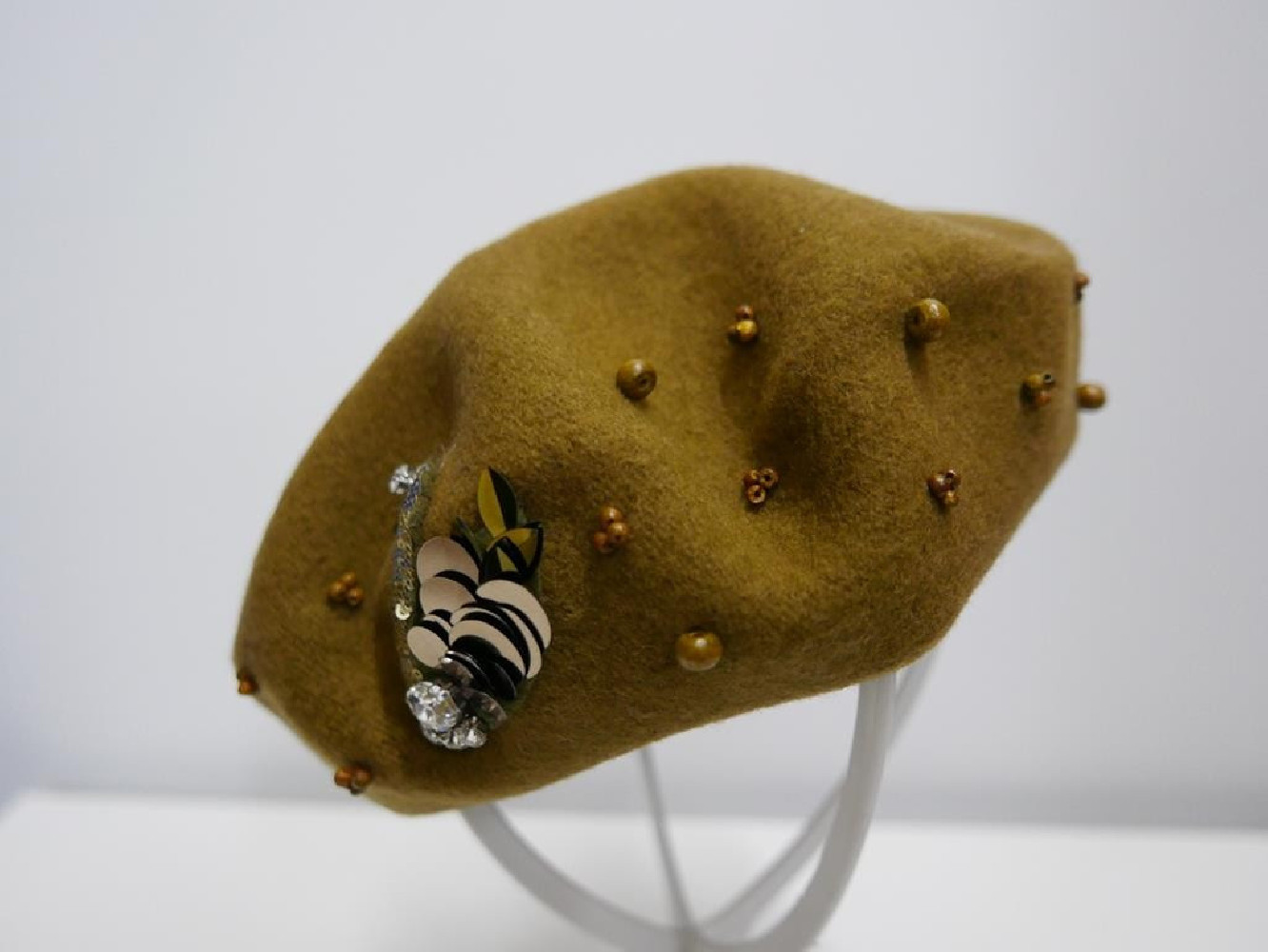 Musztardowy beret dzianina wełna z aplikacją i koralikami