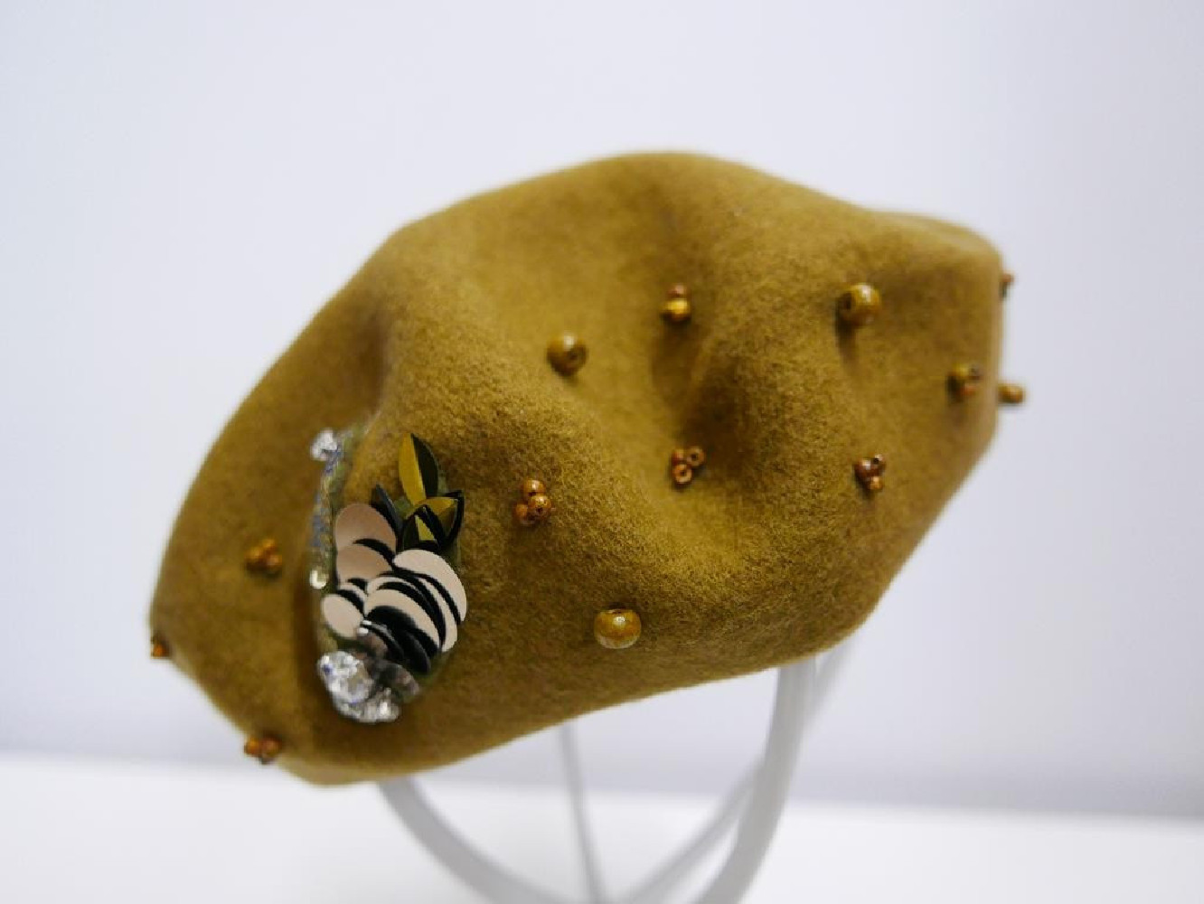 Musztardowy beret dzianina wełna z aplikacją i koralikami