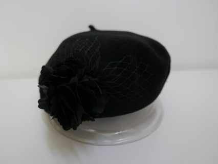 Czarny beret dzianina wełna z kwiatem i woalką