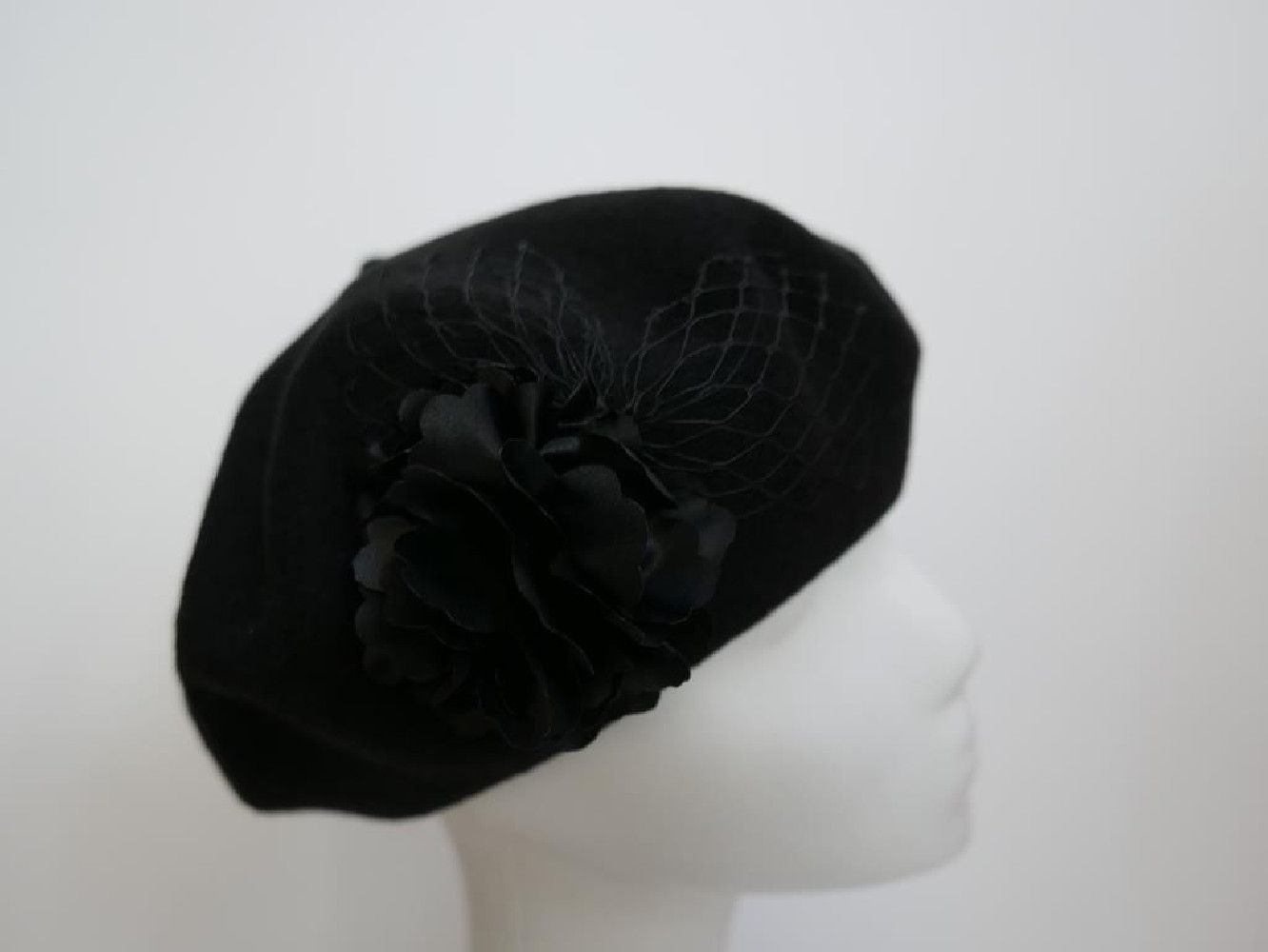 Czarny beret dzianina wełna z kwiatem i woalką
