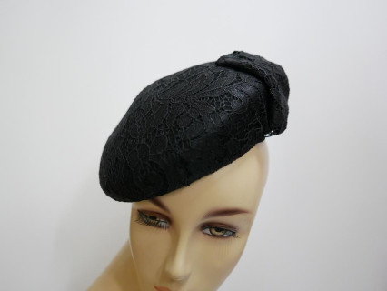 Saturnia czarny mini beret koronka