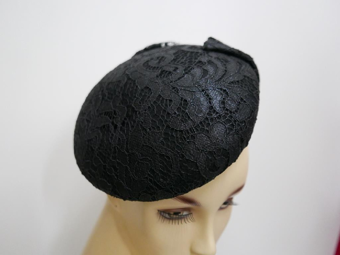 Saturnia czarny mini beret koronka