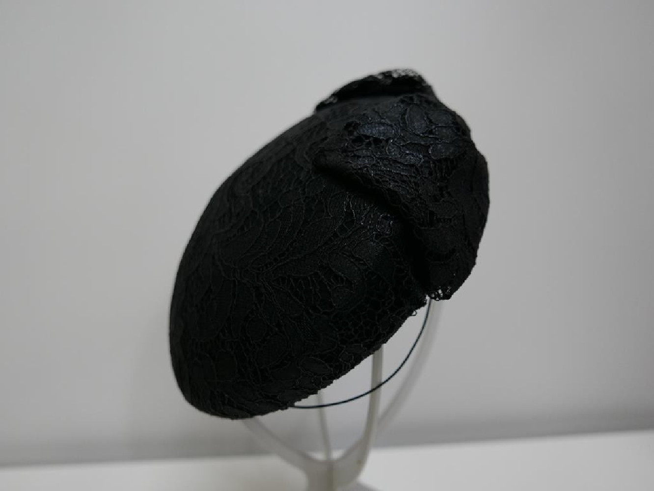 Saturnia czarny mini beret koronka