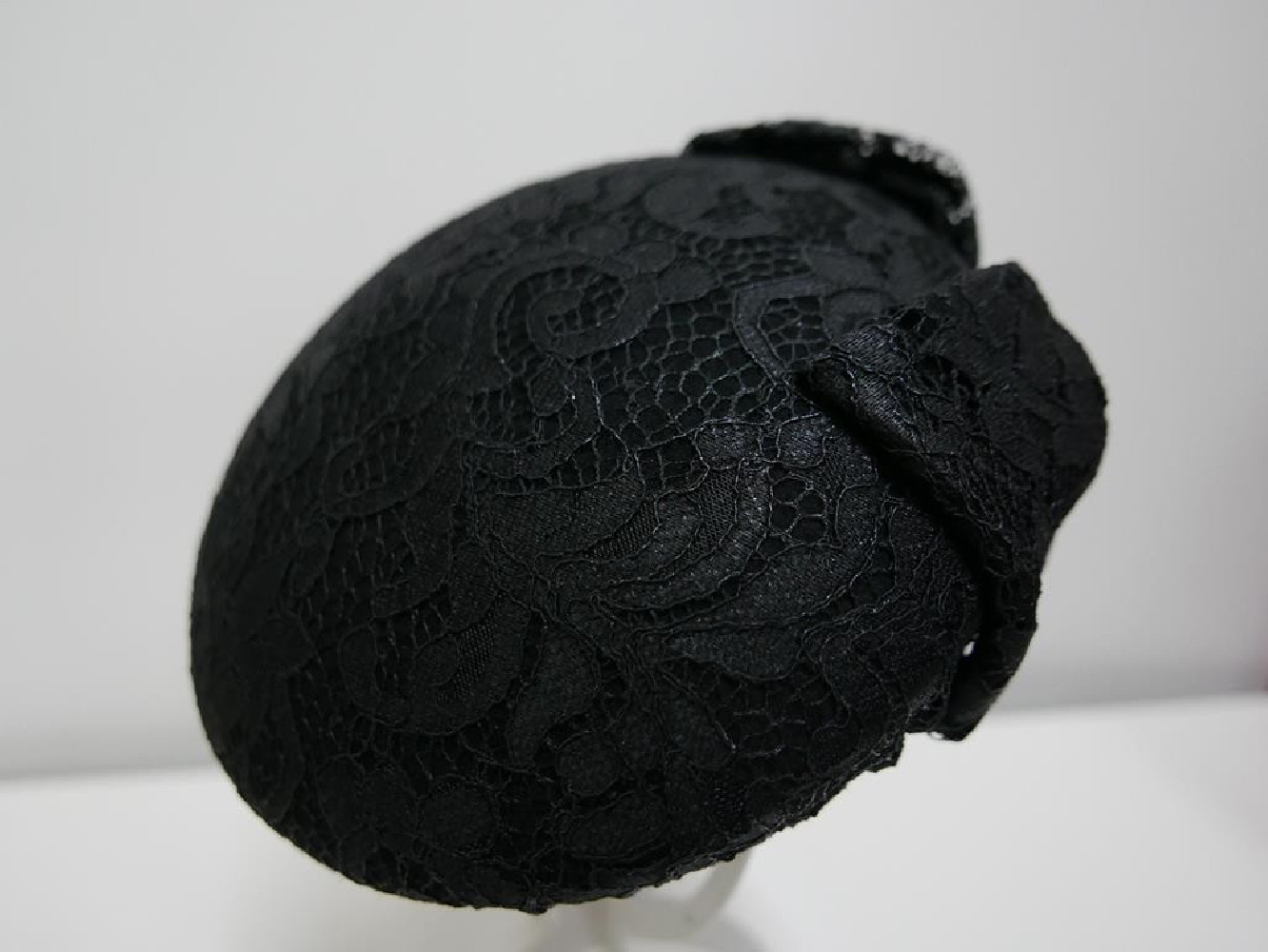 Saturnia czarny mini beret koronka