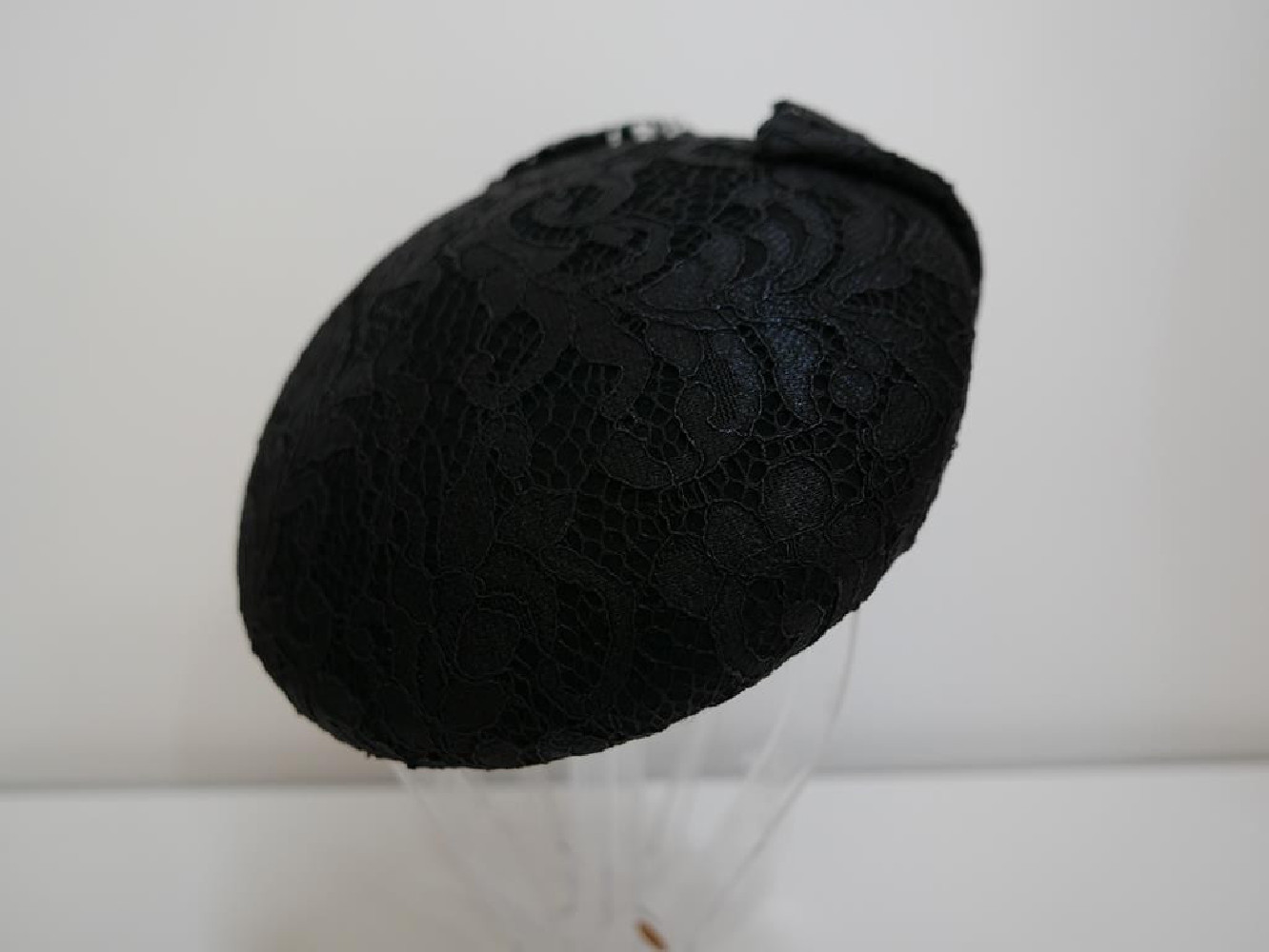 Saturnia czarny mini beret koronka
