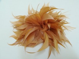 Kwiat z piór  beżowy stroik do włosów , sukni, kapelusza