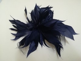 Kwiat z piór granatowy stroik do włosów , sukni, kapelusza