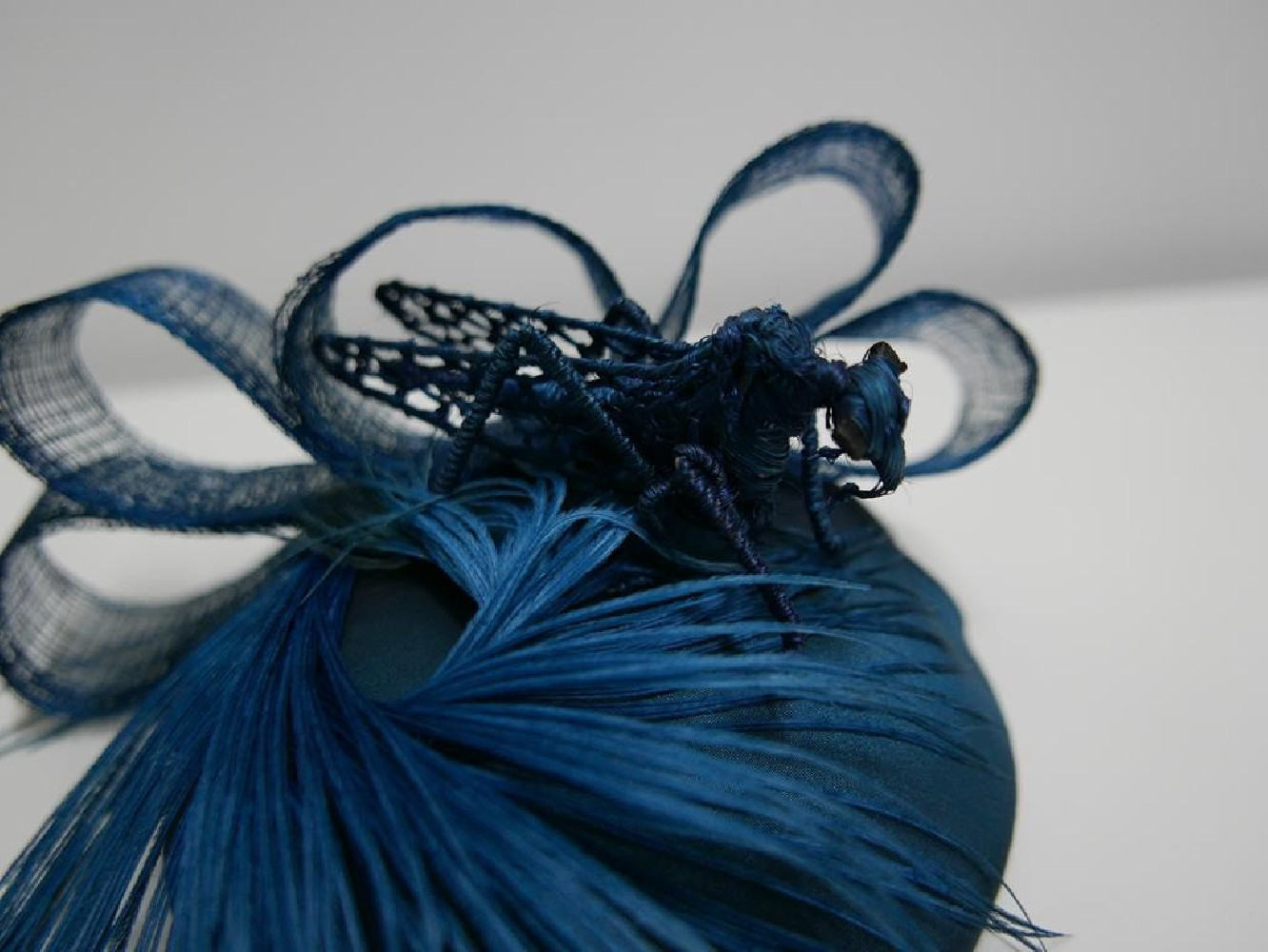 Turkusowy niebieski mini toczek, fascynator tkanina z piórem strusia