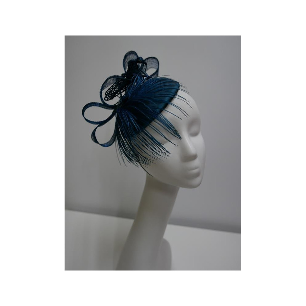 Turkusowy niebieski mini toczek, fascynator tkanina z piórem strusia