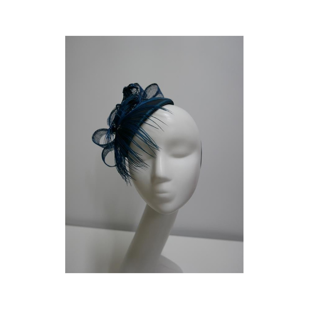 Turkusowy niebieski mini toczek, fascynator tkanina z piórem strusia