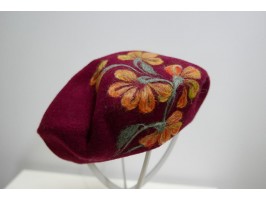 Bordowy beret dzianina wełna z filcowanymi kwiatami
