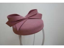 Różowy mini toczek filcowy z kokardą- fascynator