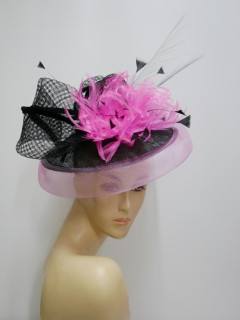 Czarny z różem kapelusz koktajlowy z sinamay z piórami