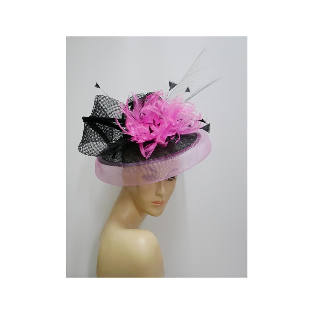 Czarny z różem kapelusz koktajlowy z sinamay z piórami