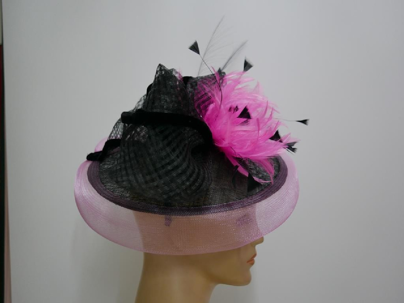 Czarny z różem kapelusz koktajlowy z sinamay z piórami
