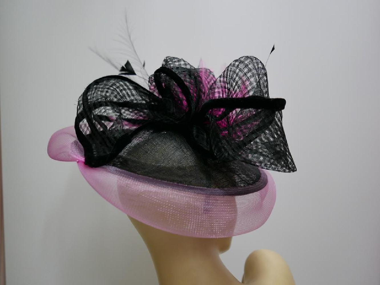Czarny z różem kapelusz koktajlowy z sinamay z piórami