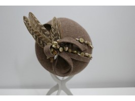 Walentyna beżowy mini beret,  toczek filcowy z piórami bażanta