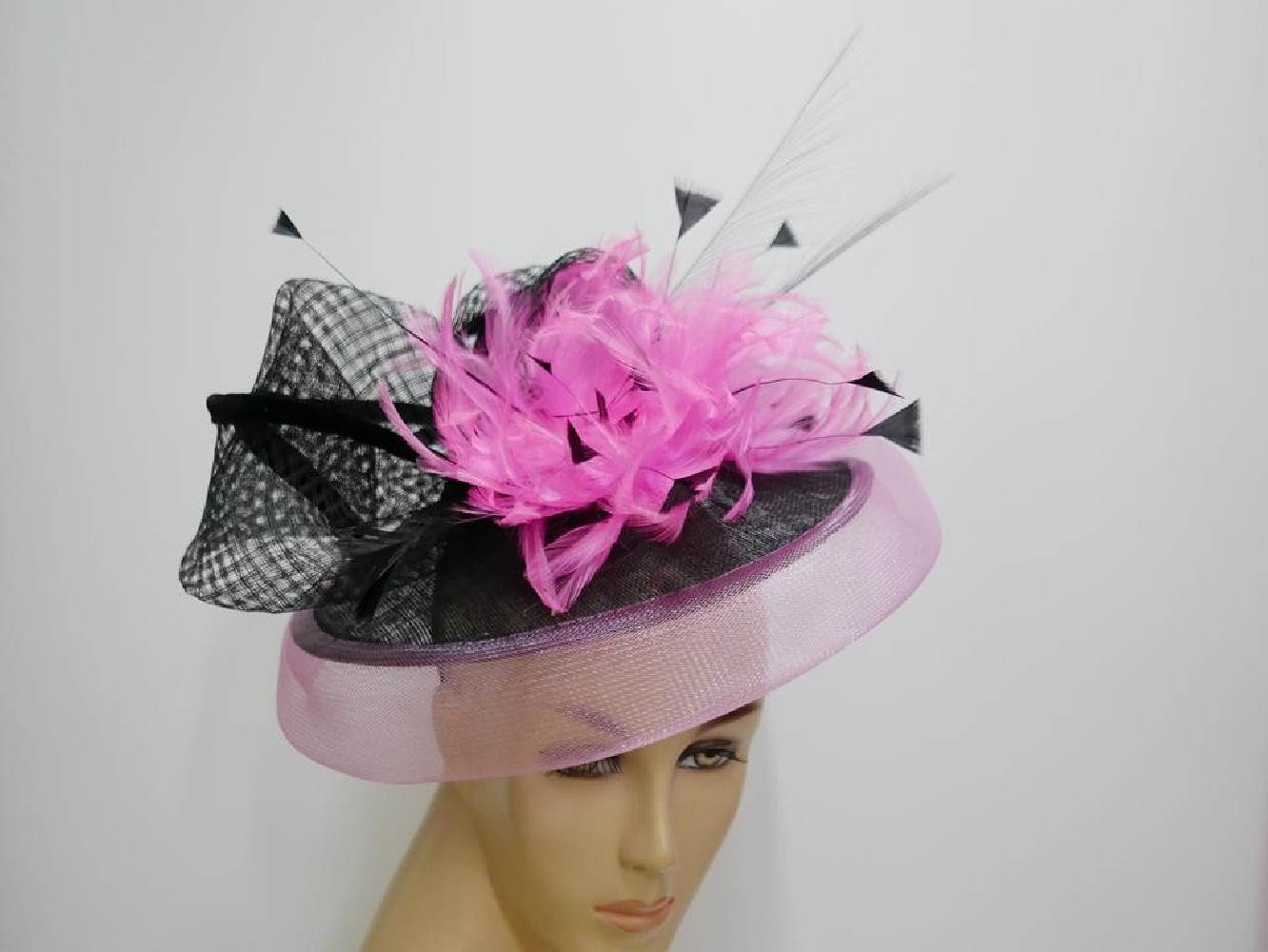 Czarny z różem kapelusz koktajlowy z sinamay z piórami