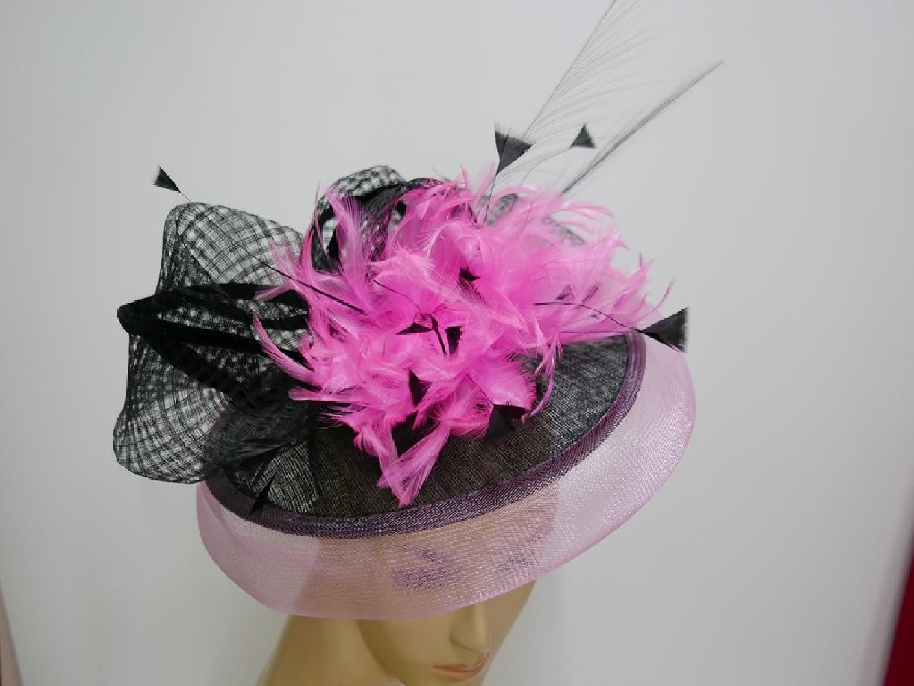 Czarny z różem kapelusz koktajlowy z sinamay z piórami