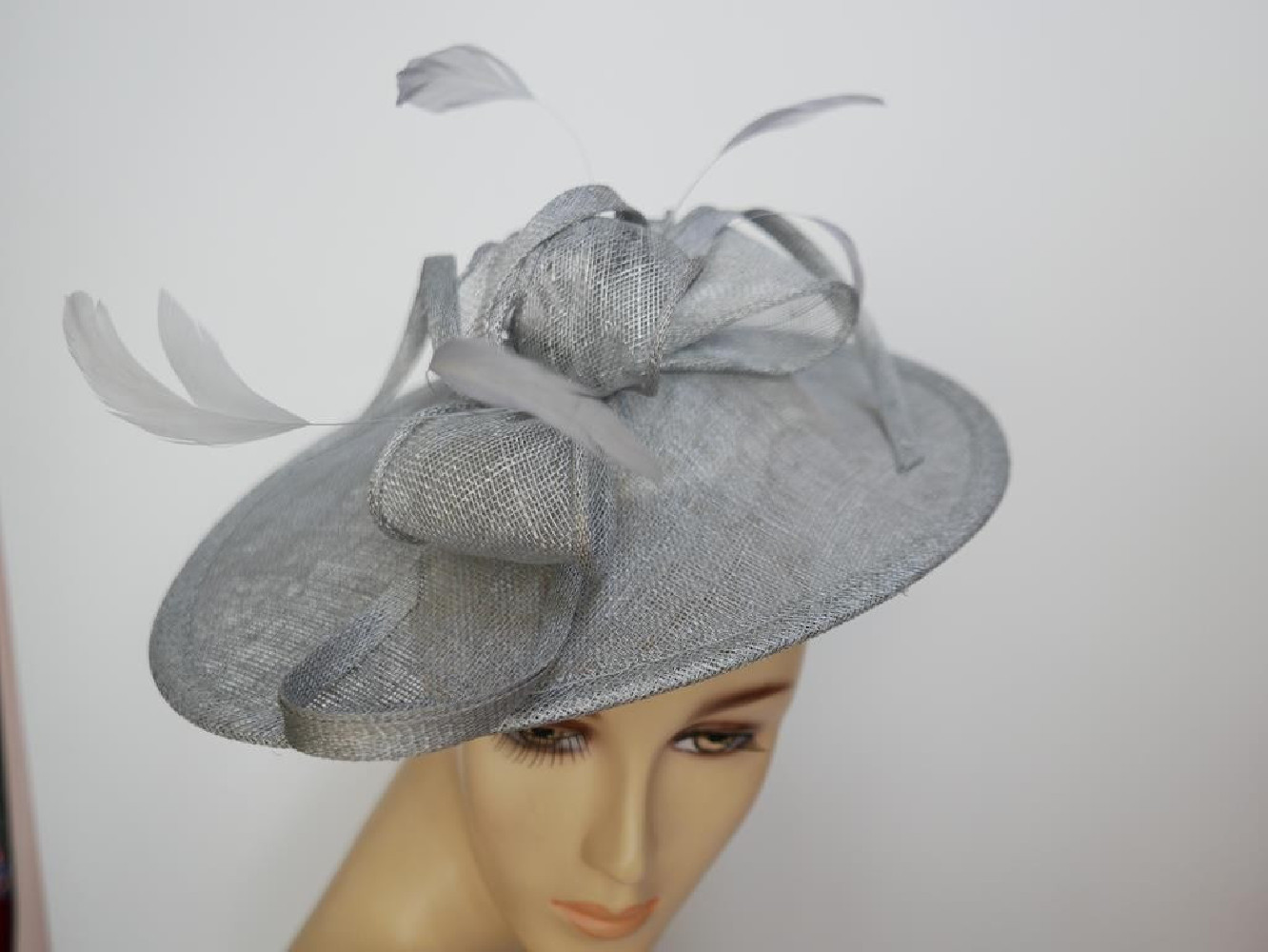 Szary kapelusz koktajlowy dysk z sinamay na przepasce