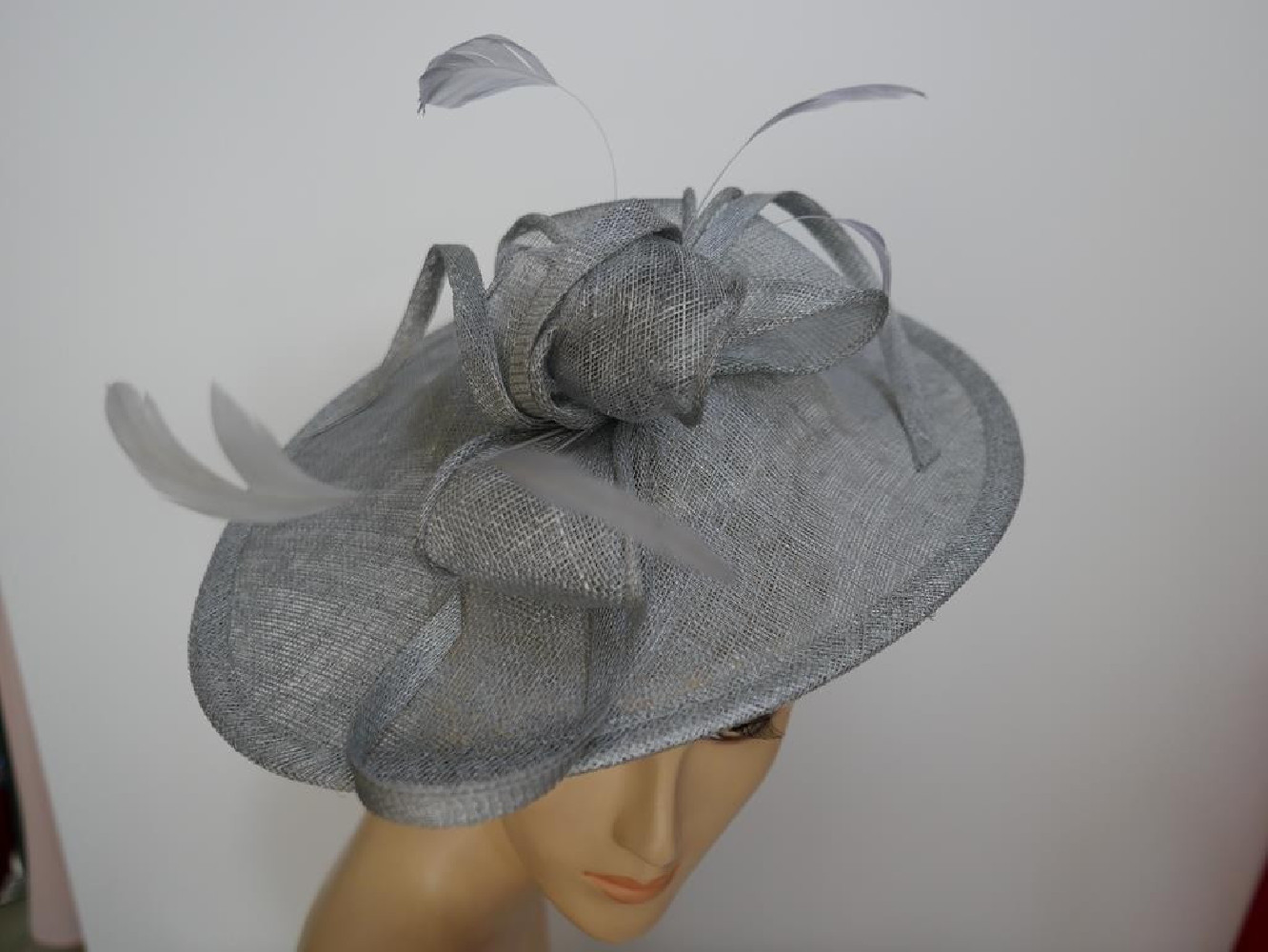 Szary kapelusz koktajlowy dysk z sinamay na przepasce