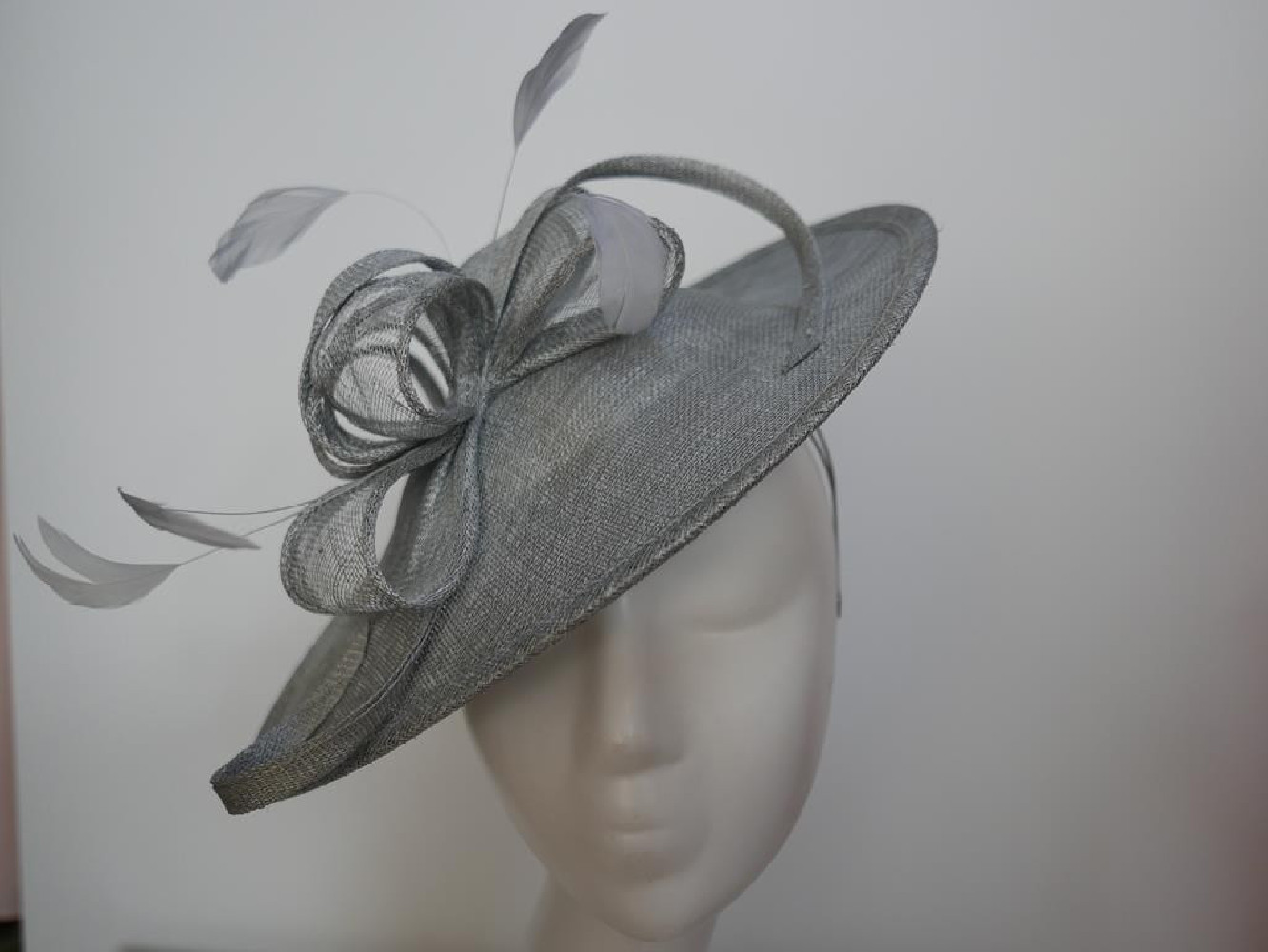 Szary kapelusz koktajlowy dysk z sinamay na przepasce