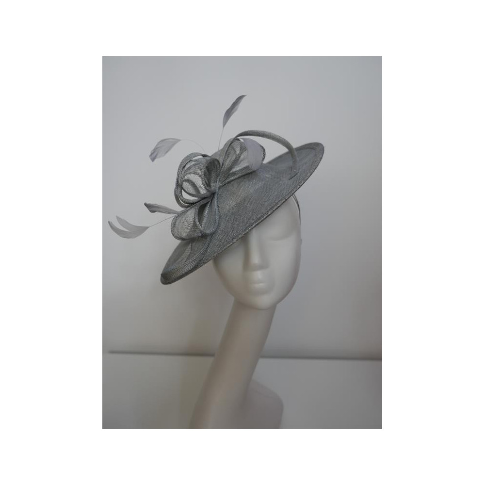 Szary kapelusz koktajlowy dysk z sinamay na przepasce