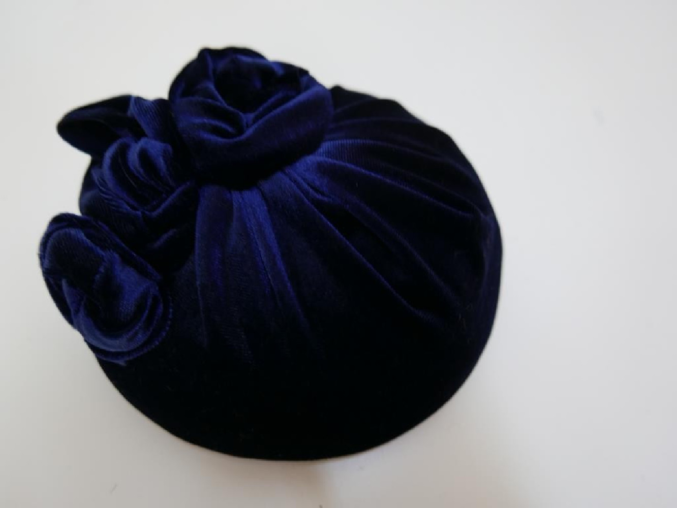 Granatowy welur mini toczek fascynator