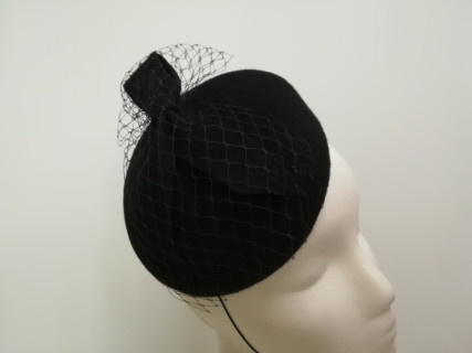 Ismena- mini toczek czarny z woalką