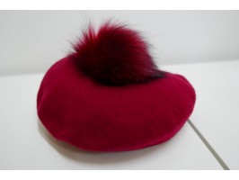 Czerwony beret dzianina wełna z pomponem