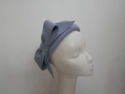 Inez 2 błękitny toczek filcowy z kokardą