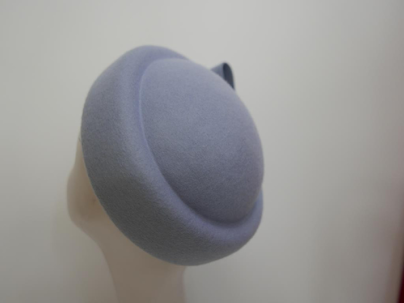 Inez 2 błękitny toczek filcowy z kokardą