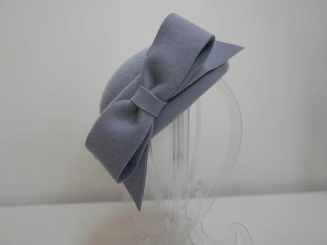 Inez 2 błękitny toczek filcowy z kokardą