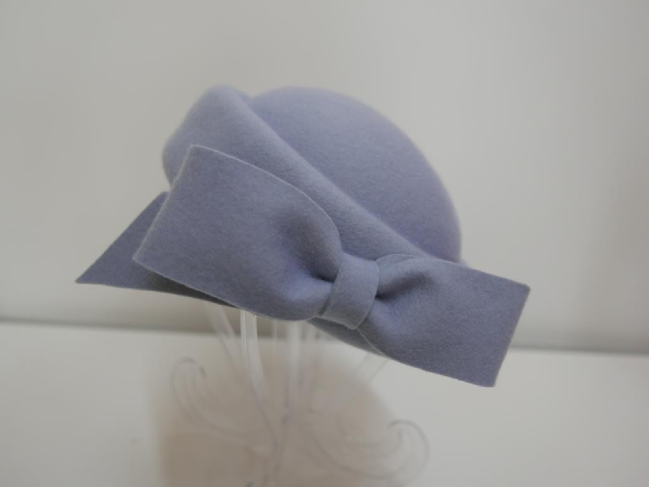 Inez 2 błękitny toczek filcowy z kokardą