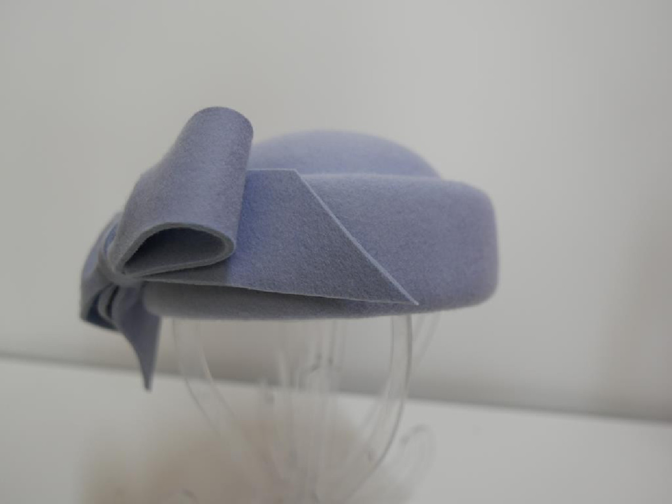 Inez 2 błękitny toczek filcowy z kokardą