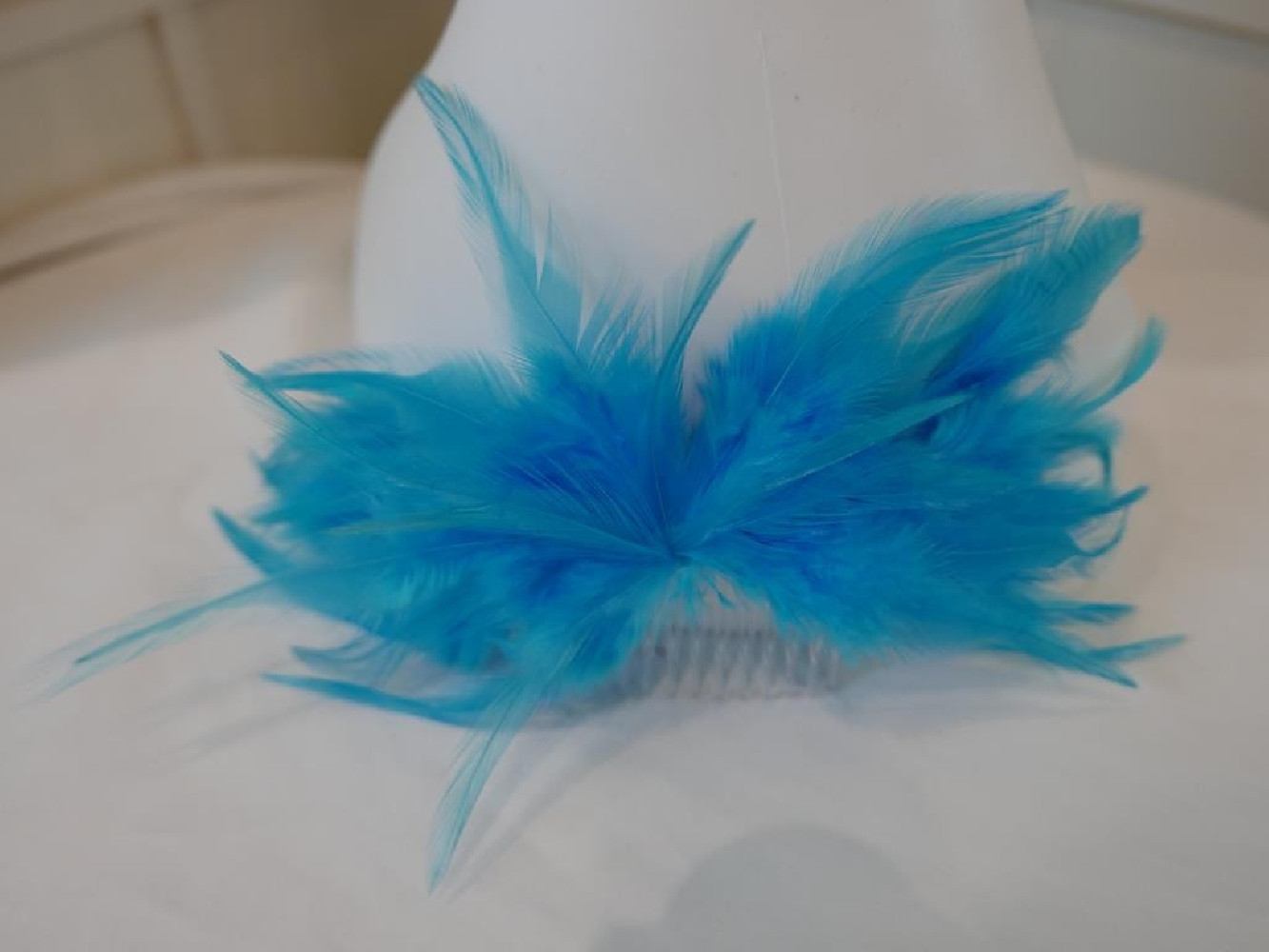 Turkusowe piórka na grzebieniu 25 cm