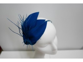 Niebieski turkus fascynator filcowy z piórami na przepasce