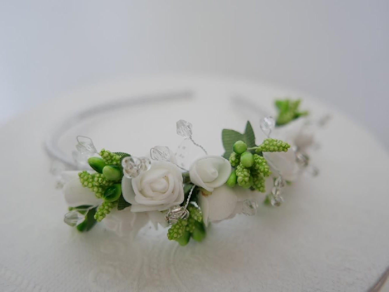 Biało zielona przepaska z kwiatuszków jak żywe