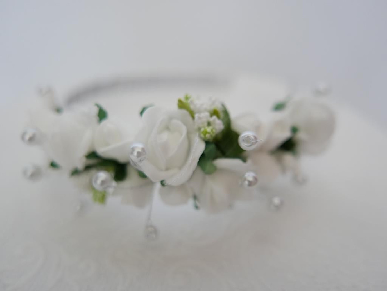 Biało zielona przepaska z kwiatuszków jak żywe