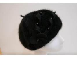 Czarny beret angora z ozdobą z filcu