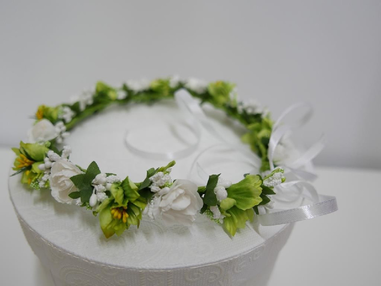 Biało zielony wianek do modelowania- plastyczny