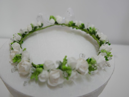 Biało zielony wianek z kokardą