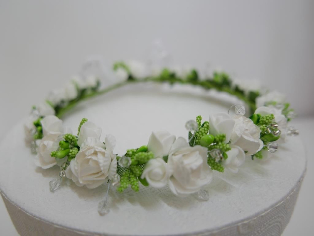 Biało zielony wianek z kokardą