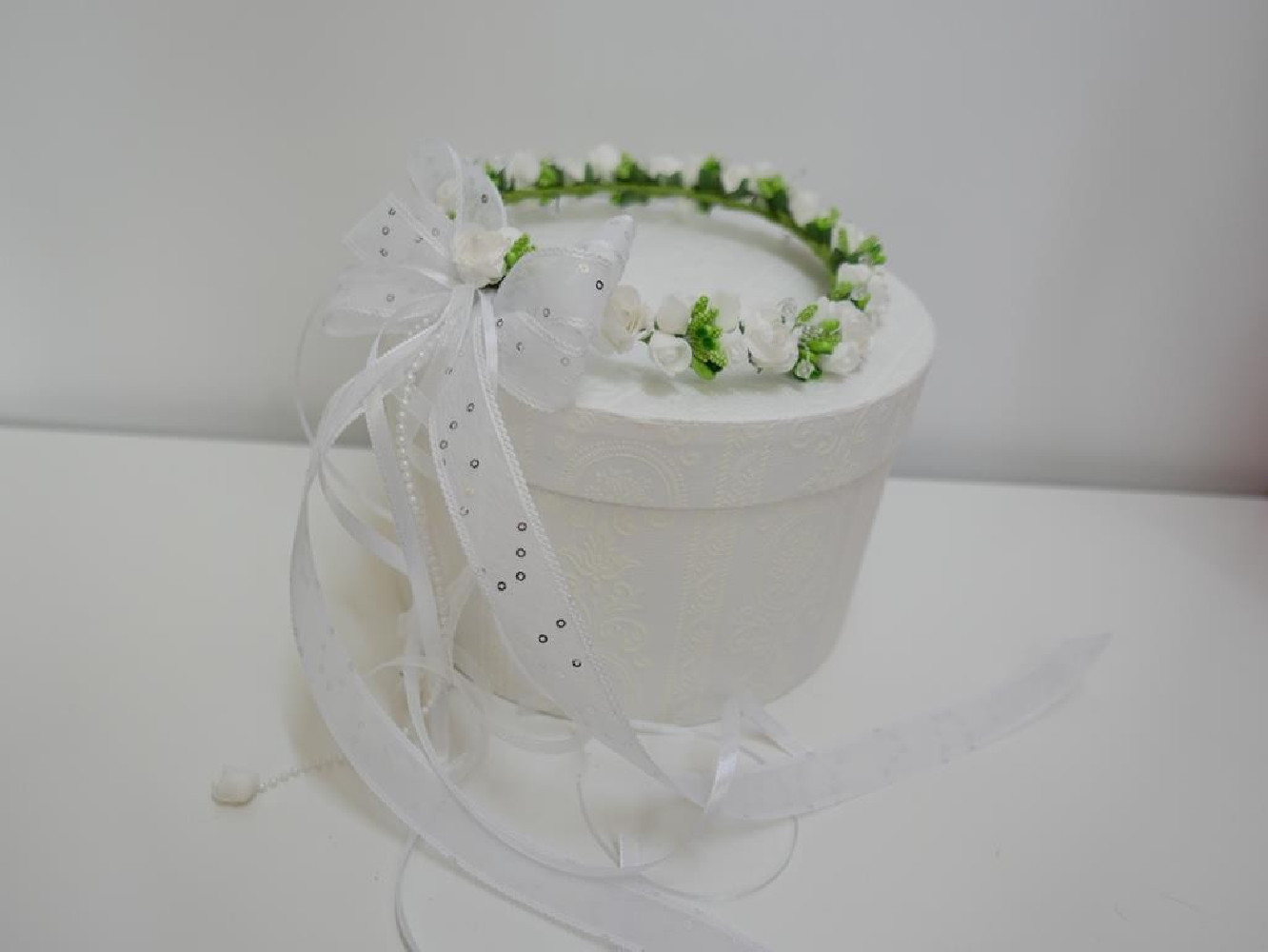 Biało zielony wianek z kokardą