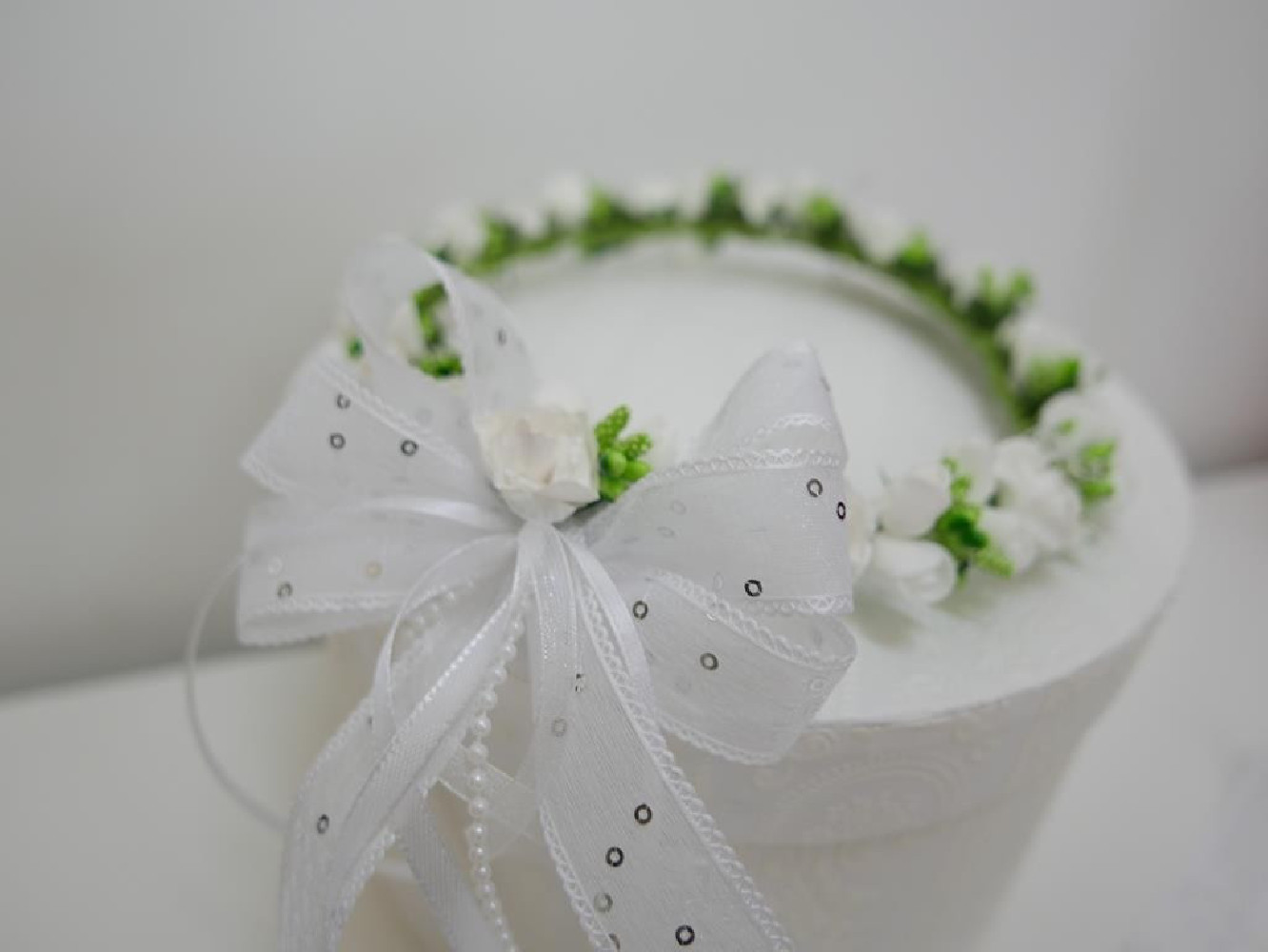 Biało zielony wianek z kokardą