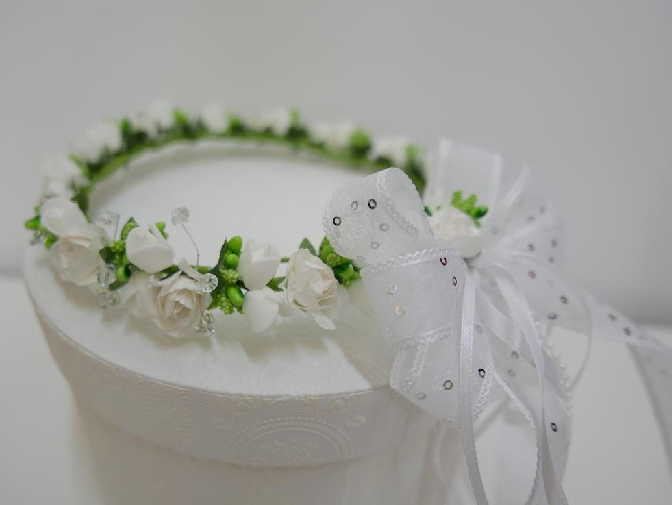 Biało zielony wianek z kokardą