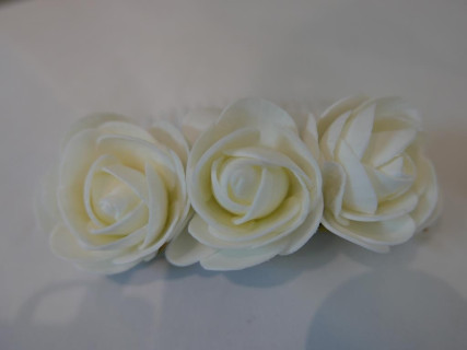 Śmietankowe kwiaty stroik na grzebyku